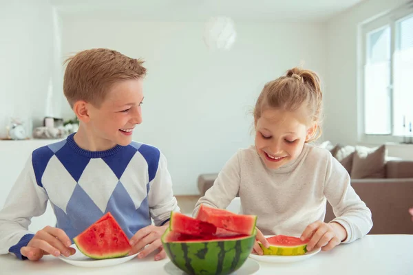 Two happy children eating sweet watermelon and having fun in bri — Stock Photo, Image