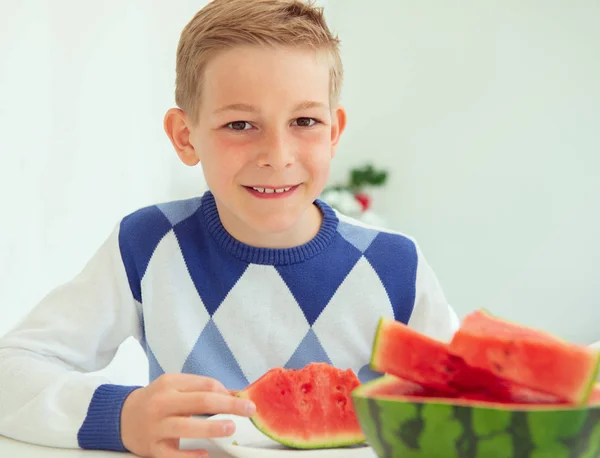 Adolescente feliz comendo doce melancia vermelha em brilhante roo vida — Fotografia de Stock