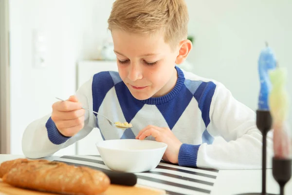Bonito adolescente comendo sopa e pão de grão inteiro em li brilhante — Fotografia de Stock