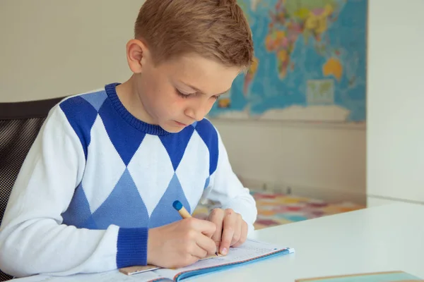 Intelligent garçon fait des devoirs dans sa chambre — Photo