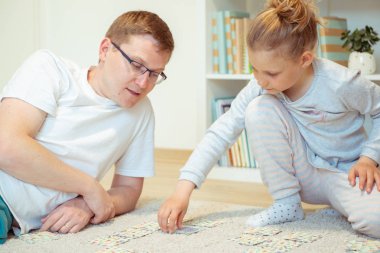Mutlu genç baba evde onun sevimli küçük kızı ile oynarken