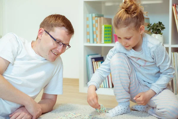 Lycklig ung pappa leker med sin söta lilla dotter hemma — Stockfoto