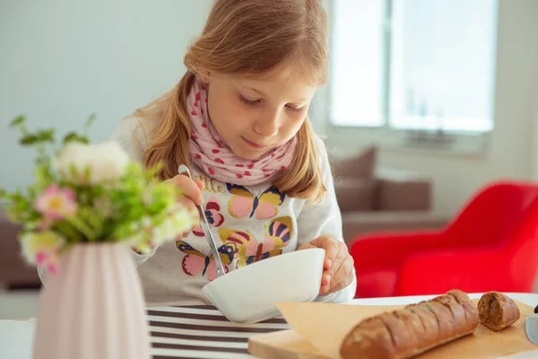 Sevimli küçük kız evde kepekli ekmek ile çorba yeme — Stok fotoğraf