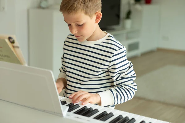 Adolescente menino tem curso de formação com e-piano em casa — Fotografia de Stock