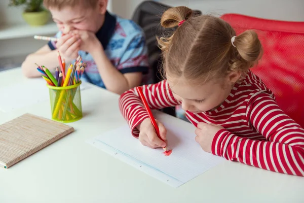 Dos lindos niños dibujando con lápices de colores — Foto de Stock