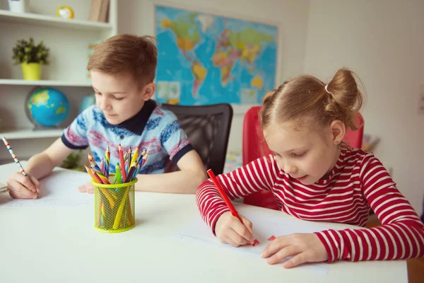 Deux enfants mignons dessinent avec des crayons colorés — Photo