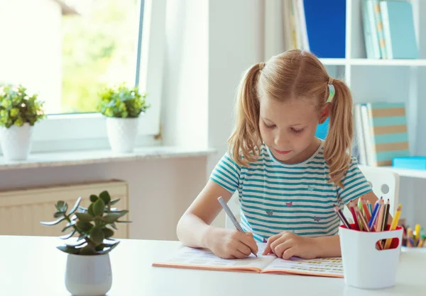 Portré iskoláslány a tantermi írás az asztalnál — Stock Fotó