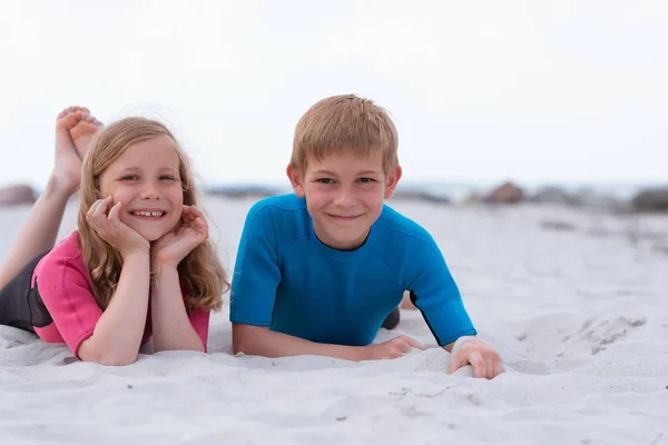 Porträt zweier glücklicher Kinder in Neopren-Badeanzügen — Stockfoto