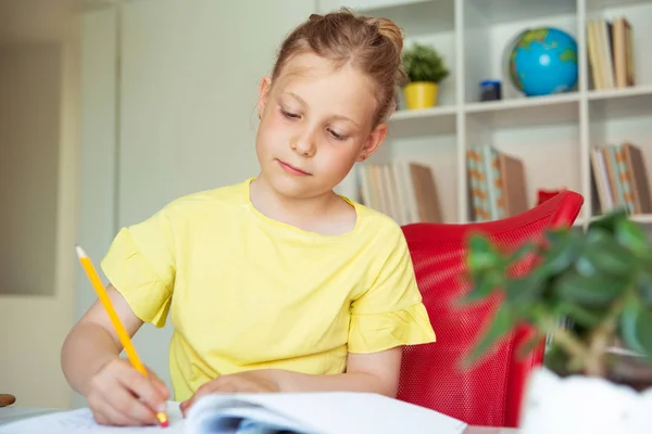 Porträtt av Pretty School Girl studerar i klassrummet vid — Stockfoto