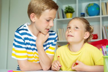 Okul çocukları okula geri döndü ve masada öğreniyor.