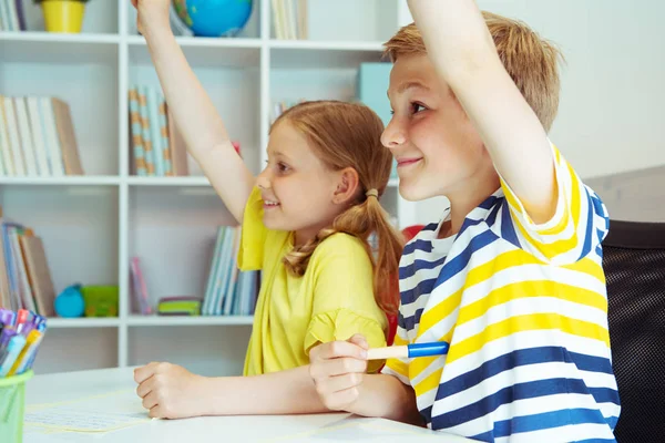 Scholieren zijn terug naar school gekomen en leren aan de tafel — Stockfoto