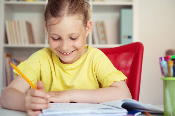 Retrato de niña bonita de la escuela están estudiando en el aula en el —  Fotos de Stock