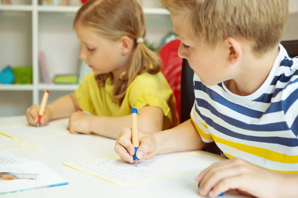 Carino scolari sono tornati a scuola e l'apprendimento presso il — Foto Stock