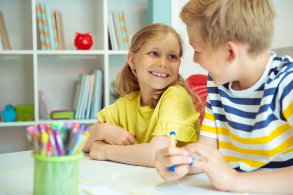 Les écoliers reviennent à l'école et apprennent à table — Photo