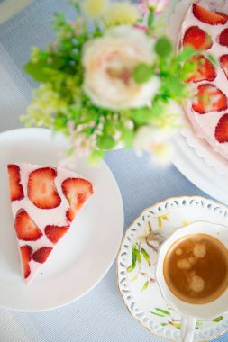 Bir masada çilek ile Taze cheesecake