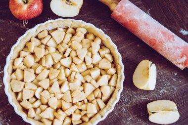 Ahşap backgro geleneksel ev yapımı elmalı turta ve malzemeler