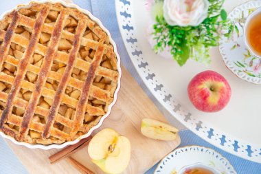 Taze pişmiş elmalı turta, bir masada çay ve çiçek fincan 