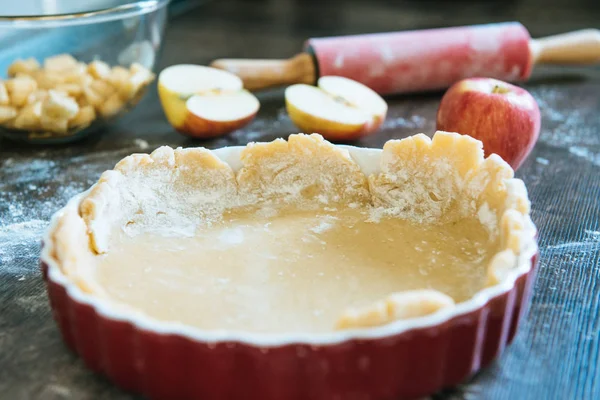 Traditionele zelfgemaakte appeltaart en ingrediënten op houten blauw — Stockfoto
