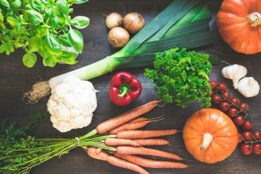 Vintage ahşap arka plan üzerinde Sonbahar sebze hasat. Natürmort 