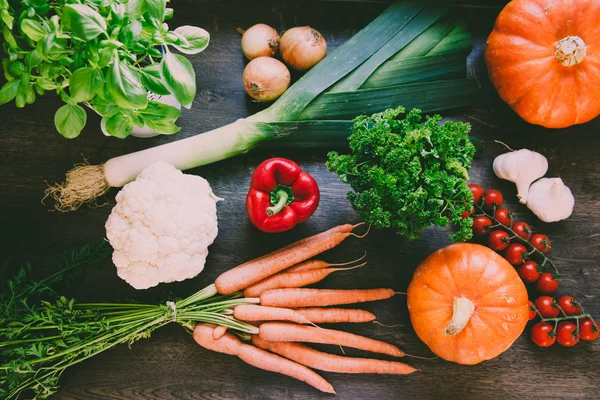 Récolte de légumes d'automne sur fond de bois vintage. — Photo