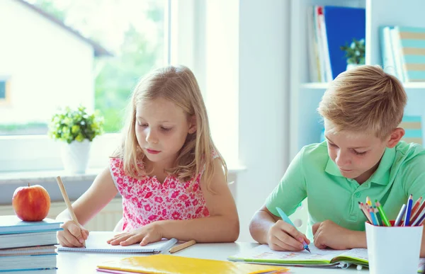 Schoolchildren are came back to school and learning at the table — Stock Photo, Image