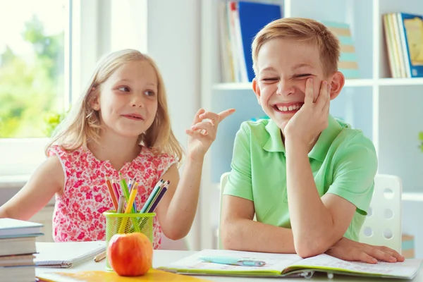Okul çocukları okula geri döndü ve masada öğreniyor.