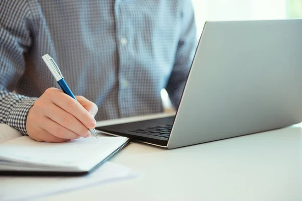 Foto de close-up do homem que trabalha com laptop — Fotografia de Stock