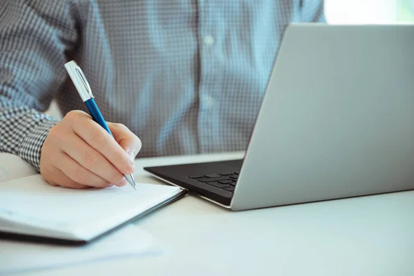 Foto de close-up do homem que trabalha com laptop — Fotografia de Stock