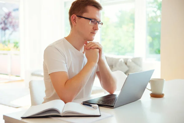 Freelancer jovem trabalhando com laptop em casa — Fotografia de Stock