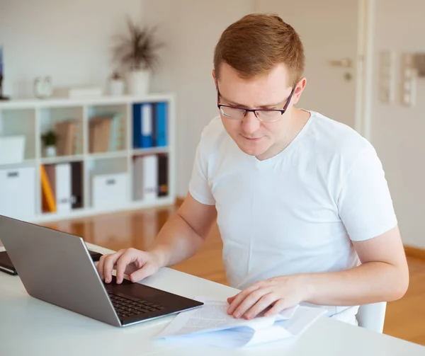 Ung frilansare arbetar med laptop hemma — Stockfoto