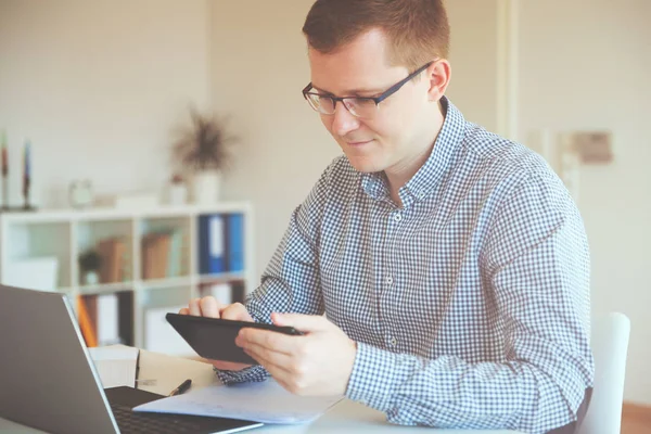 Freelancer jovem trabalhando com laptop em casa — Fotografia de Stock