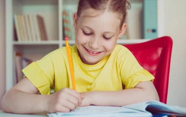 Porträtt av Pretty School Girl studerar i klassrummet vid — Stockfoto