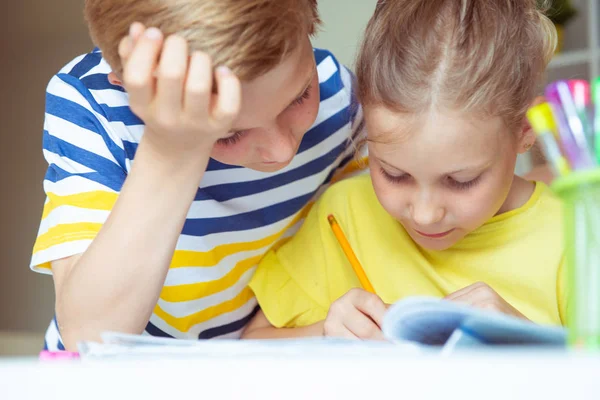 Skolbarn kommer tillbaka till skolan och lär sig vid bordet — Stockfoto