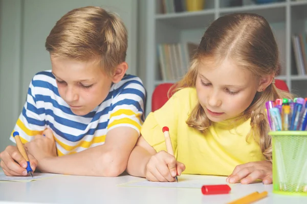 Lindos escolares son regresaron a la escuela y el aprendizaje en el — Foto de Stock