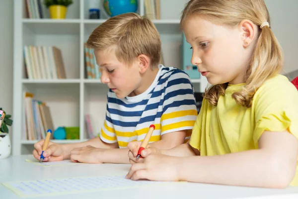 Lindos escolares son regresaron a la escuela y el aprendizaje en el — Foto de Stock