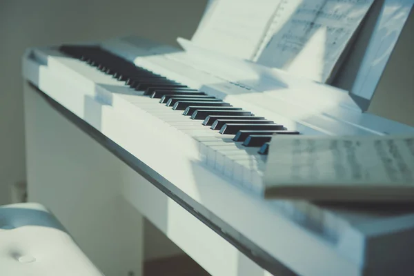 Closeup foto de piano branco eletrônico em casa — Fotografia de Stock