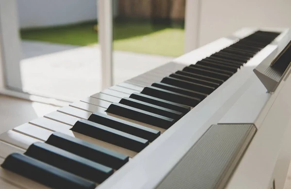 Closeup foto de piano branco eletrônico em casa — Fotografia de Stock