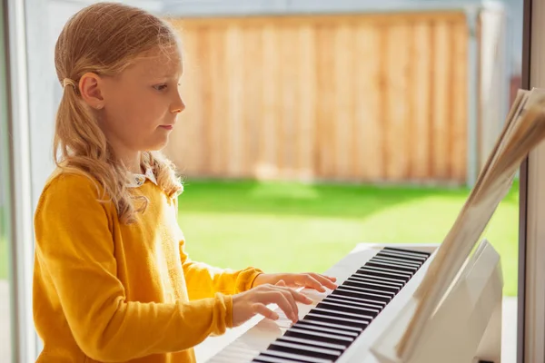 Retrato de menina bonita ter aula de piano no whi moderno — Fotografia de Stock