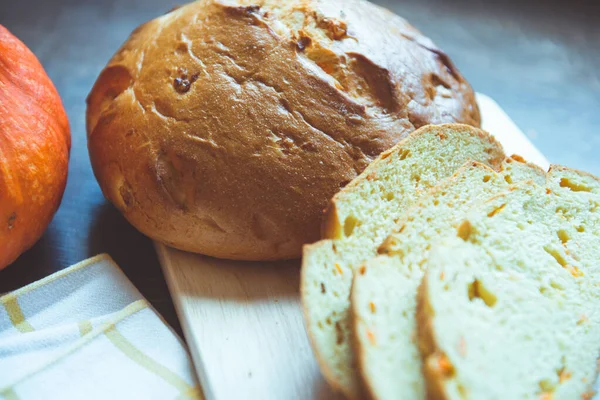 Крупним планом фото гарбузового хліба на дерев'яній різанні широкий — стокове фото