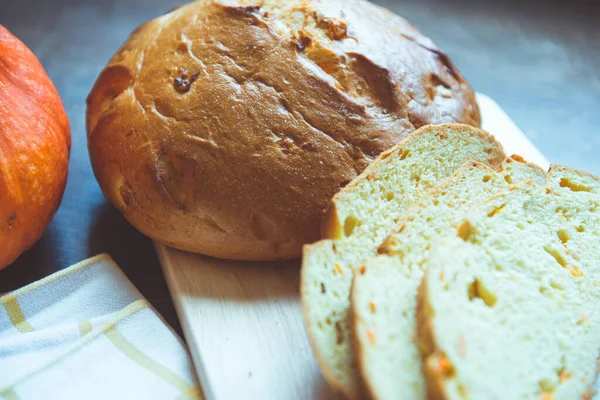 Close-up foto van pompoenbrood op hout snijden breed — Stockfoto