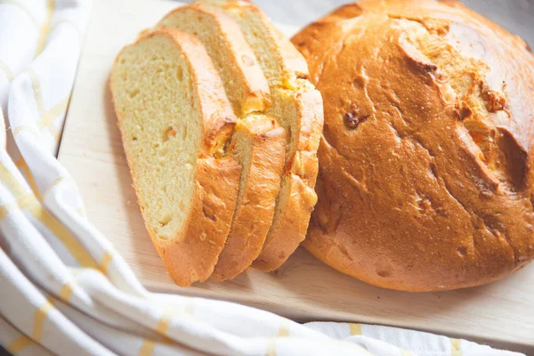 Ahşap kesim üzerinde balkabağı ekmeğinin yakın plan fotoğrafı. — Stok fotoğraf