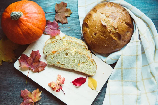 Closeup photo of pumpkin bread on wooden cutting broad — Stock Photo, Image