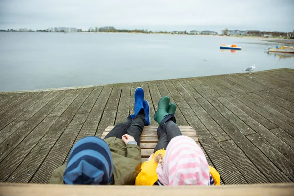 Bruder und Schwester entspannen sich auf einem Holzsteg — Stockfoto