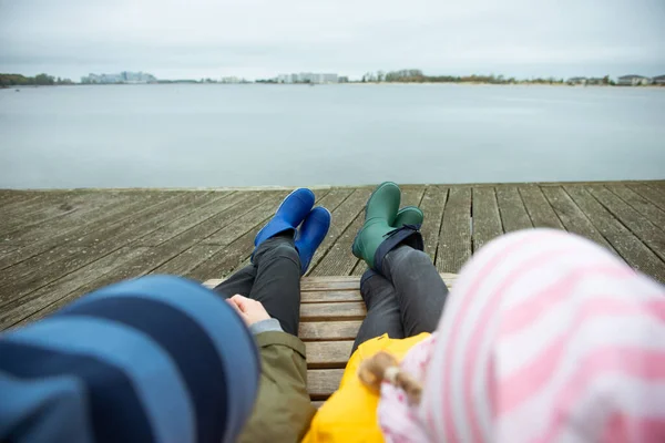 Bruder und Schwester entspannen sich auf einem Holzsteg — Stockfoto