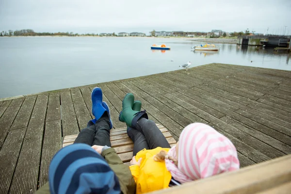 Tonårsbror och syster kopplar av på en träbrygga — Stockfoto