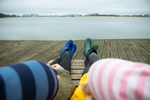 Teen brother and sister relaxing on a wooden pier — Stock Photo, Image