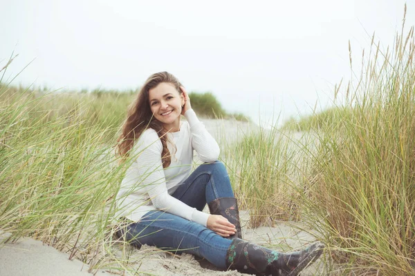 Ritratto di bella giovane donna in posa sulla spiaggia del Mar Baltico a — Foto Stock