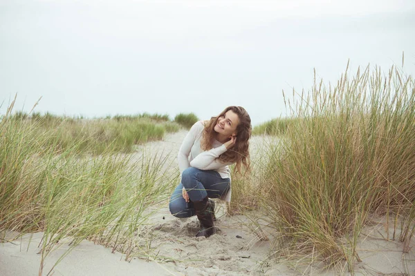 Portrét krásné mladé ženy pózující na pláži Baltského moře v — Stock fotografie
