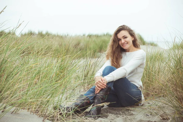 バルト海の海岸にポーズをとるかなり若い女性の肖像画 — ストック写真