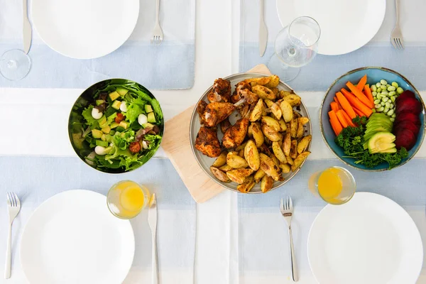 焼きたてのジャガイモと鶏肉とアボカドとサラダ 大豆とカラフルな野菜と健康的な家族の夕食の概要写真 — ストック写真